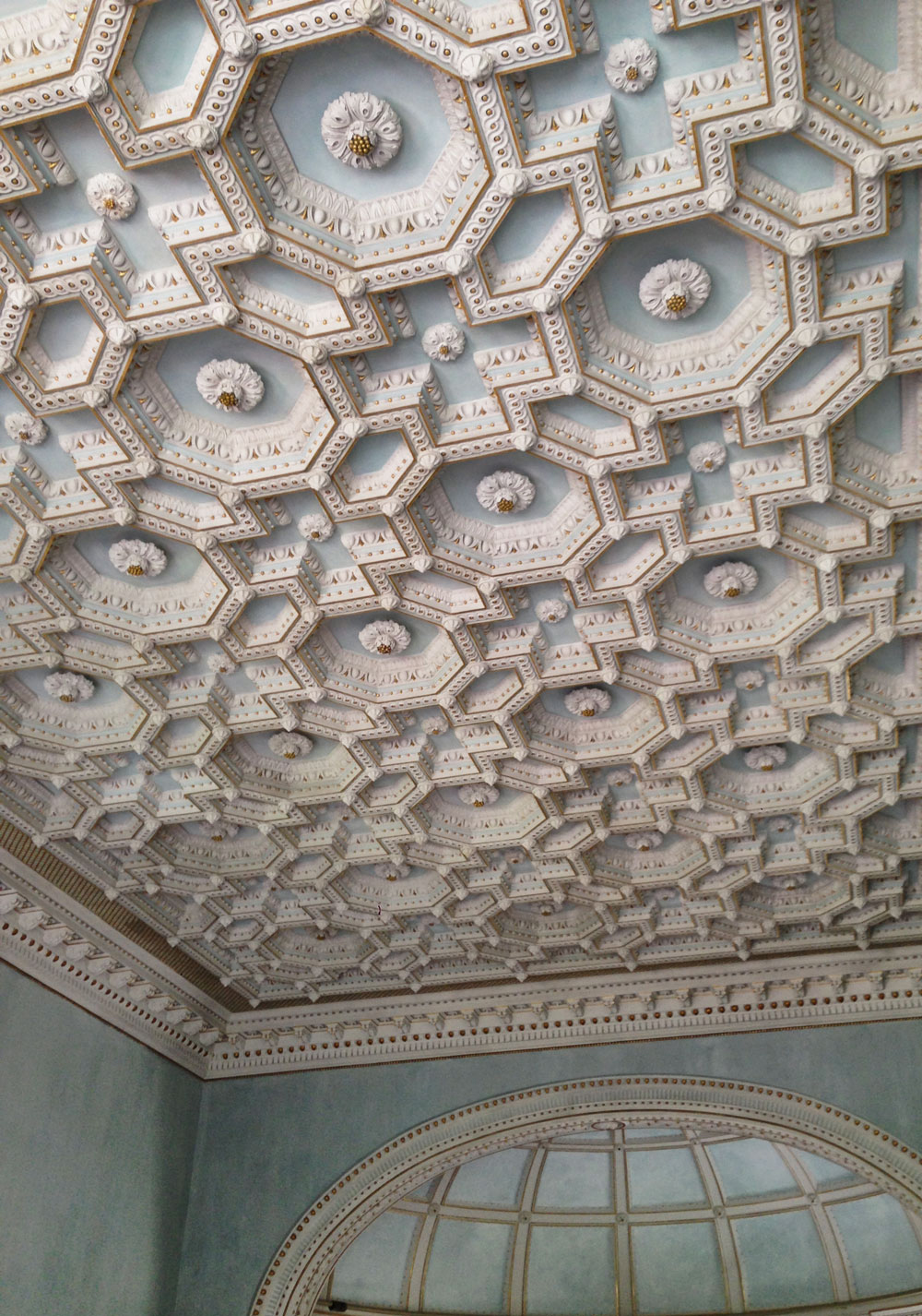 montecarlo-appartamento-soffitto-cassettoni